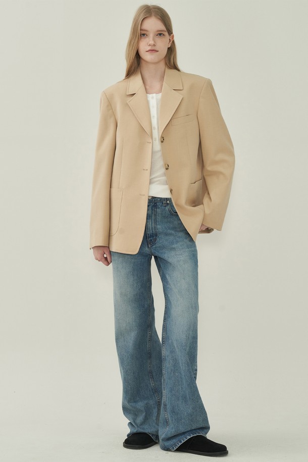 프렌치 클래식 재킷 - Light Beige는 여성스러운 실루엣을 강조하는 레귤러핏 테일러드 재킷입니다. 부드러운 울 소재로 제작되어 얇지만 포근한 착용감을 선사하며, 봄, 가을에 착용하기 좋습니다. 싱글 버튼 여밈 방식과 칼라, 포켓 디테일이 클래식한 무드를 더합니다. 크롭 기장으로 세련된 스타일을 연출하며, 오피스룩, 출근룩, 모임룩 등 다양한 TPO에 활용 가능합니다. 미니멀하면서도 시크한 스타일을 완성해보세요.
