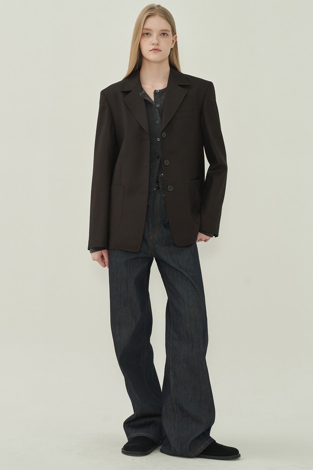 프렌치 클래식 재킷 - Brown은 울 소재의 두꺼운 브라운 컬러 자켓입니다. 여성용으로, 봄, 가을에 착용하기 좋으며, 일상, 오피스룩, 출근룩, 모임룩 등 다양한 TPO에 어울립니다. 클래식, 미니멀, 시크 스타일을 연출하기 좋으며, 오버핏 싱글 버튼 디자인에 숄더 패드가 더해져 세련된 느낌을 줍니다. 테일러드 코트 타입으로, 긴 소매와 뻣뻣한 촉감이 특징입니다.
