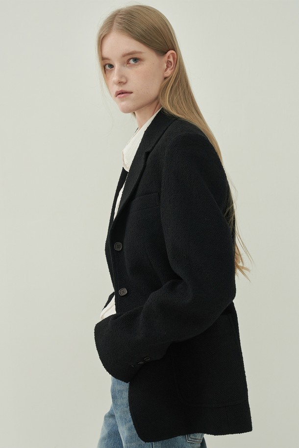 블랙 컬러의 프렌치 트위드 재킷입니다. 울 소재에 두꺼운 두께감으로 제작되어, 봄, 가을 시즌에 착용하기 좋습니다. 테일러드 코트 타입에 레귤러 핏으로 클래식하고 미니멀한 스타일을 연출합니다. 숄더 패드가 내장되어 있으며, 싱글 버튼 여밈 방식과 긴 소매 기장으로 세련된 디자인을 완성합니다. 오피스룩, 모임룩, 소개팅룩 등 다양한 TPO에 시크하게 매치할 수 있습니다.
