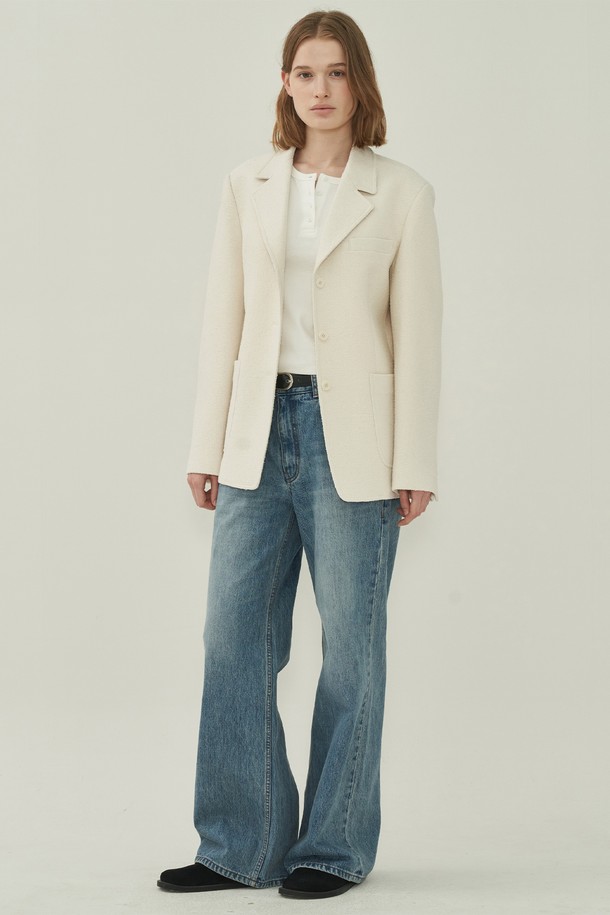 아이보리 컬러의 프렌치 트위드 재킷입니다. 여성 의류로, 봄과 가을에 착용하기 좋습니다. 클래식하고 엘레강스한 스타일을 연출하며, 레귤러 핏과 싱글 버튼 여밈으로 세련된 실루엣을 강조합니다. 두꺼운 트위드 소재로 제작되어 뻣뻣한 촉감을 주며, 오피스룩, 모임룩, 데이트룩 등 다양한 TPO에 활용 가능합니다. 미니멀하면서도 클래식한 스타일을 선호하는 분들께 추천합니다.
