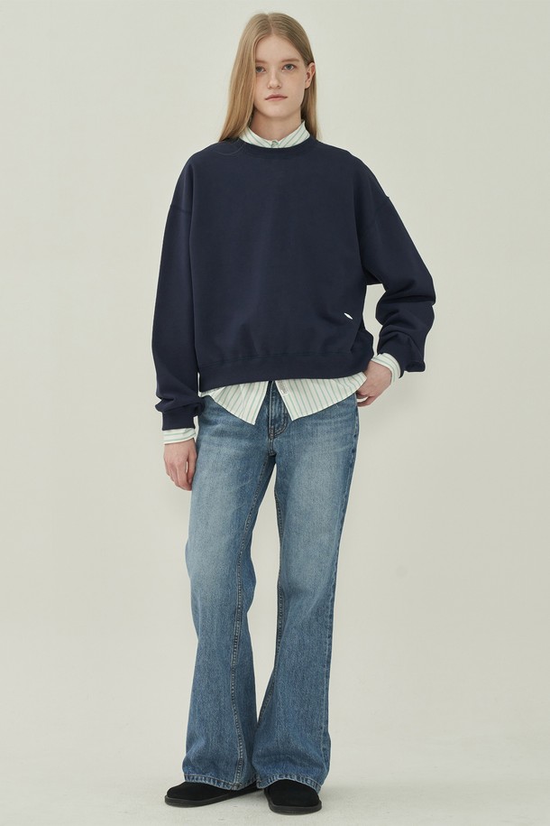 라이트 블루 컬러의 노멀 부츠컷 데님입니다. 여성 의류로, 봄, 여름, 가을 계절에 착용하기 좋은 긴 기장의 데님 팬츠입니다. 베이직하고 캐주얼한 스타일로, 데이트룩이나 봄 소풍룩에 잘 어울립니다. 레귤러핏으로 제작되었으며, 무지 패턴의 데님 소재입니다. 캐주얼, 미니멀 스타일을 즐겨 입는 분들께 추천합니다.
