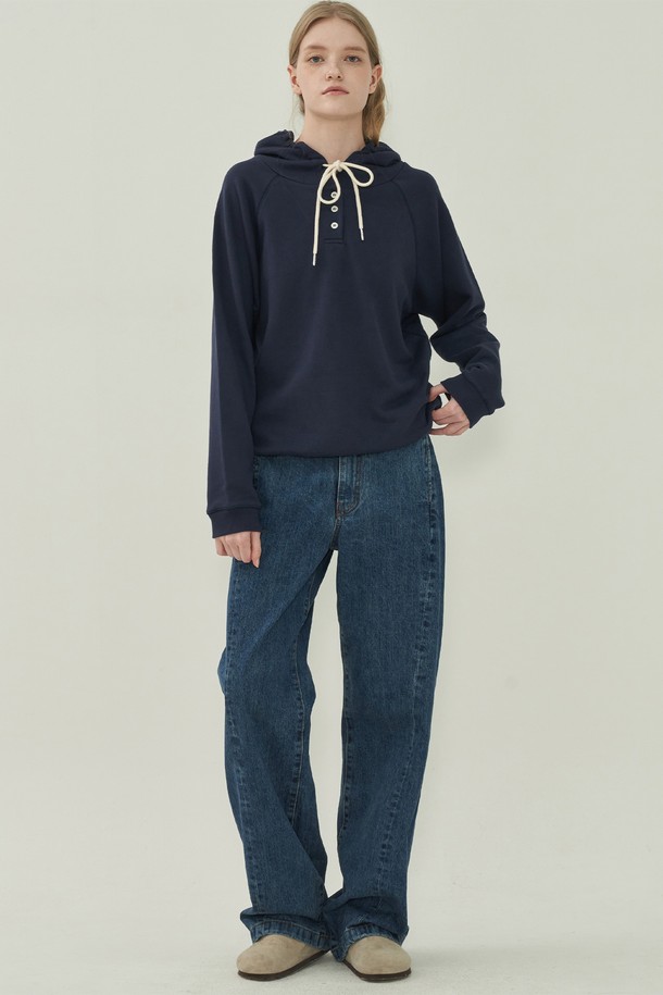 다크블루 색상의 노멀 사이드 라인 데님입니다. 남녀 공용으로 착용 가능하며, 봄, 가을에 어울리는 긴 기장의 데님 팬츠입니다. 베이직하고 캐주얼한 스타일로, 일상복으로 활용하기 좋습니다. 뻣뻣한 데님 소재에 스트레이트 핏으로 제작되었으며, 사이드 라인 디테일이 특징입니다. 레귤러 핏으로 편안하게 착용할 수 있습니다.
