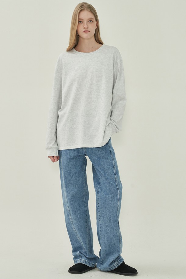 노멀 사이드 라인 데님 - Light Blue는 캐주얼과 미니멀 스타일을 모두 아우르는 데님 팬츠입니다. 밝은 Light Blue 컬러에 무지 패턴으로 어떤 상의와도 쉽게 매치할 수 있습니다. 봄, 여름, 가을에 적합하며, 뻣뻣한 촉감의 데님 소재로 제작되었습니다. 루즈핏 와이드 실루엣에 사이드 라인 디테일이 더해져 트렌디한 무드를 연출합니다. 일상에서 편안하게 착용하기 좋은 아이템입니다.
