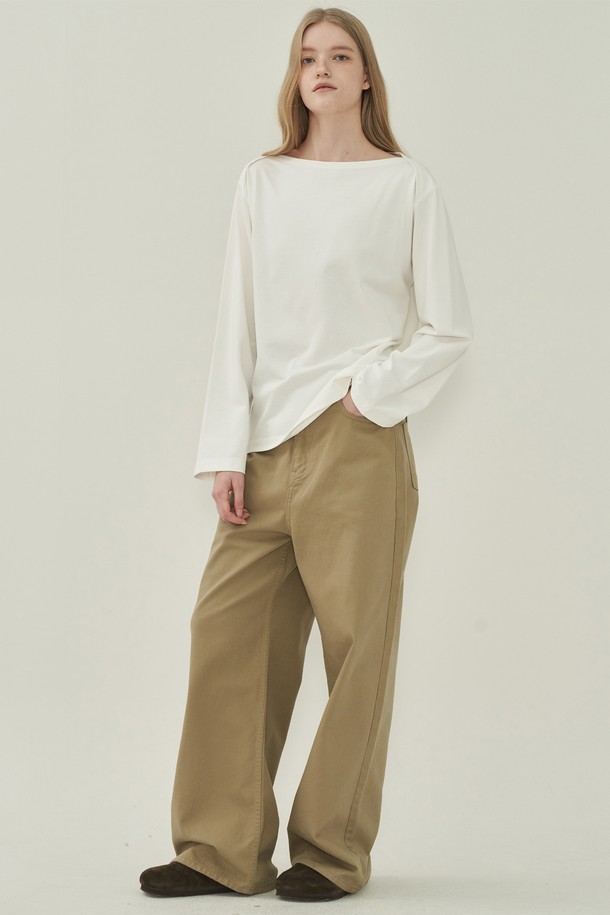 보트넥 오프숄더 티셔츠 - White는 부드러운 면 소재로 제작되어 얇고 시원한 착용감을 선사합니다. 베이직하고 캐주얼한 무드로, 데이트룩이나 모임룩 등 다양한 TPO에 활용하기 좋습니다. 레귤러핏에 긴 소매 기장으로, 봄, 여름 시즌에 편안하게 즐겨 입을 수 있습니다. 보트넥과 오프숄더 디자인으로 여성스러움을 강조하며, 미니멀, 캐주얼, 로맨틱 스타일을 연출하기 좋습니다. 무지 디자인의 화이트 색상으로 어떤 하의와도 쉽게 매치하여 스타일리시한 룩을 완성할 수 있습니다.
