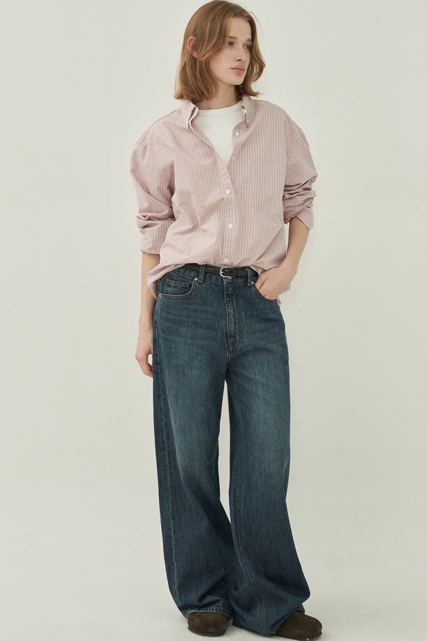 다크블루 색상의 빈티지 롤업 와이드 데님 팬츠입니다. 남성용으로, 봄, 가을에 착용하기 좋은 두께감의 데님 소재입니다. 뻣뻣한 촉감과 루즈핏으로 캐주얼하고 빈티지한 스타일을 연출합니다. 롤업 디테일이 돋보이며, 출근룩, 캐주얼, 미니멀, 클래식 스타일을 즐겨 입는 분들께 추천합니다. 무지 패턴의 긴 기장 와이드 핏 바지입니다.
