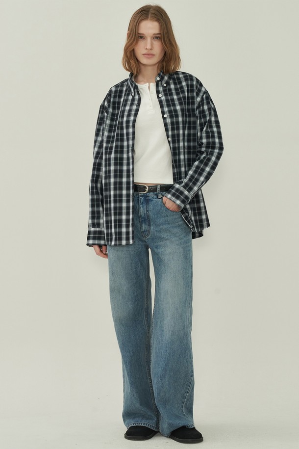 **빈티지 와이드 데님 - Light Blue**

산뜻한 라이트 블루 컬러의 빈티지 와이드 데님 팬츠입니다. 봄, 여름, 가을, 계절에 맞춰 일상에서 편안하게 착용하기 좋습니다. 넉넉한 와이드 핏으로 활동성을 높였으며, 뻣뻣한 데님 소재 특유의 질감이 빈티지한 무드를 더합니다. 은은한 빈티지 워싱 디테일이 돋보이며, 캐주얼, 미니멀, 레트로 스타일을 즐겨 입는 남녀 모두에게 잘 어울립니다. 기본적인 디자인으로 다양한 상의와 손쉽게 매치하여 개성 있는 스타일을 연출할 수 있습니다.
