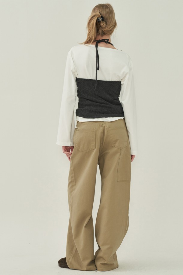 베이직하고 캐주얼한 무드의 남성용 사이드 버튼 코튼 팬츠입니다. 봄, 가을에 착용하기 좋은 두께감의 면 소재로 제작되었으며, 톤 다운된 베이지 컬러가 어떤 상의와도 쉽게 어울립니다. 와이드하고 루즈한 핏으로 편안한 착용감을 선사하며, 사이드 버튼 디테일이 포인트입니다. 일상복으로 활용하기 좋은 실용적인 아이템입니다.
