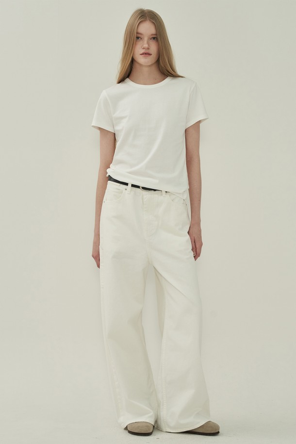 화사하고 시원한 느낌의 사이드 버튼 코튼 팬츠 - 화이트입니다. 베이직하고 캐주얼한 스타일로, 봄, 여름에 활용하기 좋은 긴 기장의 와이드 핏 바지입니다. 얇고 부드러운 면 소재로 제작되어 편안한 착용감을 선사하며, 루즈핏으로 활동성을 높였습니다. 사이드 버튼 디테일이 밋밋함을 덜어주어 스타일리시함을 더합니다. 일상복으로 편안하게 즐겨 입을 수 있는 여성용 팬츠입니다.

