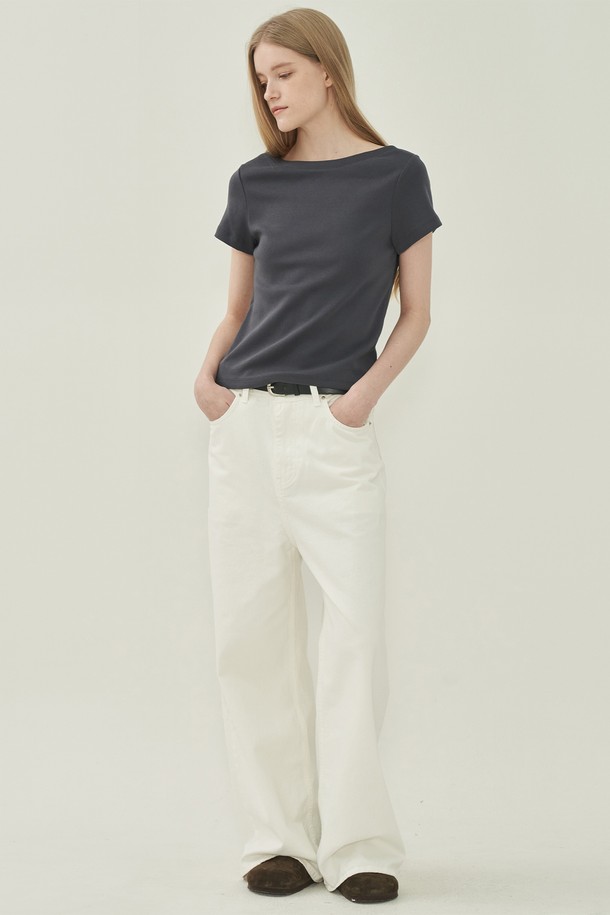 네이비 컬러의 여성 보트넥 티셔츠입니다. 봄, 여름 시즌에 적합하며, 베이직하고 미니멀한 스타일을 연출합니다. 레귤러 핏에 반소매 기장으로, 일상에서 편안하게 착용하기 좋습니다. 무지 디자인으로 다양한 하의와 매치하기 용이하며, 미니멀, 클래식, 캐주얼 스타일을 즐기는 분들께 추천합니다.
