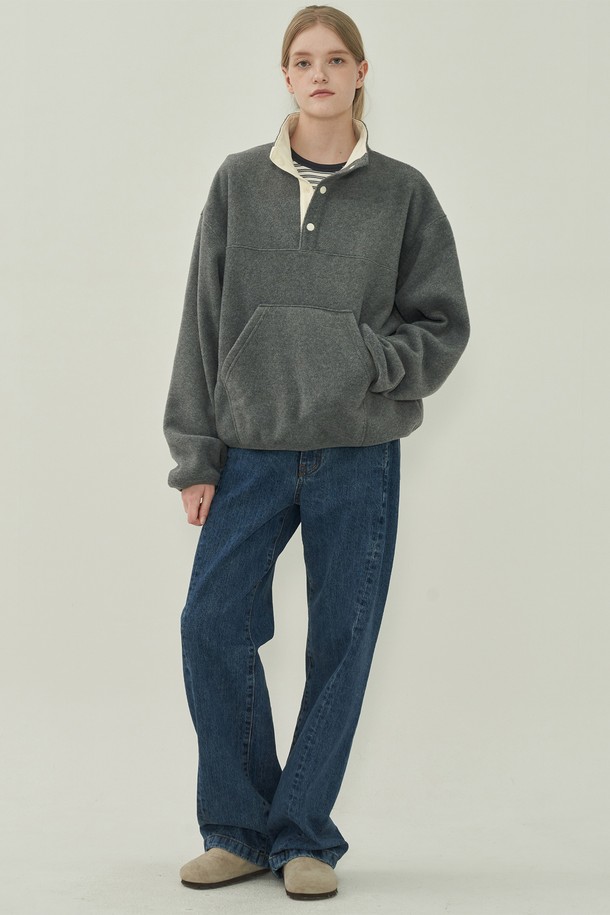 부드러운 플리스 소재의 버튼 풀오버 플리스입니다. 넉넉한 오버핏과 하이넥 디자인으로 편안함과 보온성을 동시에 제공합니다. 가을, 겨울철 일상에서 집콕룩으로 활용하기 좋으며, 캐주얼, 미니멀, 클래식 스타일을 모두 소화할 수 있습니다. 무지 그레이 컬러로 다양한 하의와 매치하기 용이하며, 버튼 디테일이 포인트로 더해졌습니다. 긴소매 기장과 두꺼운 두께감으로 따뜻하게 착용할 수 있습니다.
