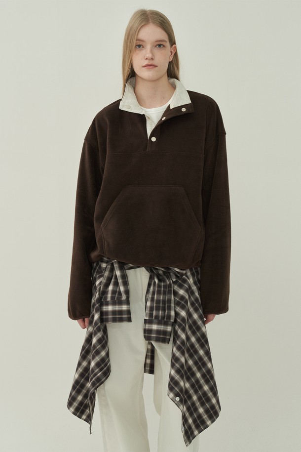 부드러운 플리스 소재의 여성 버튼 풀오버입니다. 톤 다운된 브라운 컬러로 가을, 겨울 시즌에 따뜻하고 포근한 느낌을 줍니다. 하이넥 디자인과 루즈핏으로 편안한 착용감을 선사하며, 캐주얼 및 베이직 스타일 연출에 용이합니다. 하프 버튼 디테일이 포인트이며, 산책룩이나 집콕룩 등 다양한 TPO에 활용 가능합니다. 무지 디자인에 긴 소매 기장으로 활용도를 높여줍니다.
