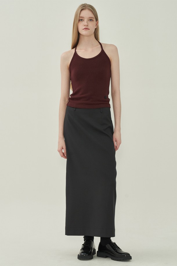 소프트 홀터 가디건세트 - 버건디는 여성 의류 상의로, 봄, 가을에 어울리는 니트 소재의 레귤러핏 가디건 세트입니다. 홀터넥 디자인과 긴 소매 기장으로 세련된 분위기를 연출하며, 부드러운 촉감과 얇은 두께감으로 편안하게 착용할 수 있습니다. 무지 디자인에 버건디 컬러가 더해져 미니멀, 클래식, 로맨틱 스타일을 모두 소화하며, 데이트룩, 모임룩 등 다양한 TPO에 활용 가능합니다. 세트 아이템으로 스타일링의 완성도를 높여줍니다.
