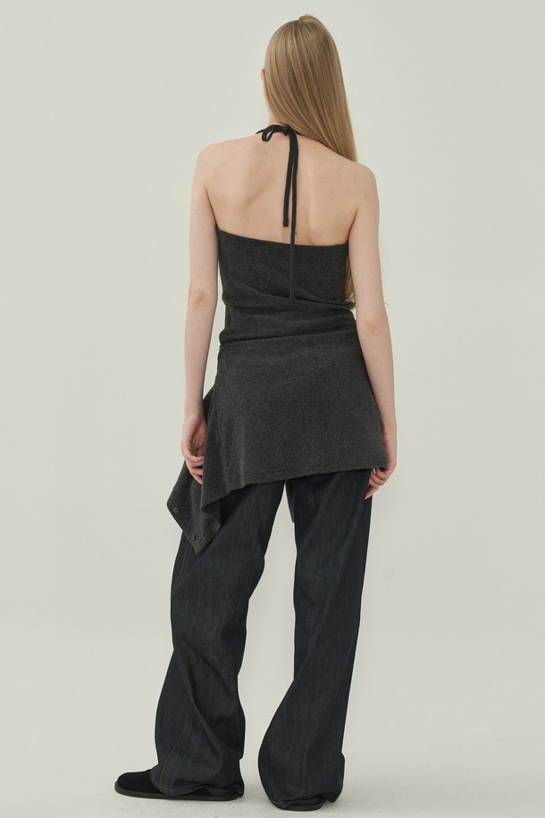 세련된 스타일을 연출해 줄 소프트 홀터 가디건 세트 - 차콜입니다. 부드러운 니트 소재로 제작되어 편안한 착용감을 선사하며, 봄, 가을 간절기에 활용하기 좋습니다. 레귤러 핏의 긴 소매 가디건과 홀터넥 디자인이 세련된 조화를 이루며, 버튼 디테일로 포인트를 더했습니다. 미니멀하고 베이직한 디자인으로 데이트룩, 모임룩 등 다양한 TPO에 매치하기 좋습니다. 차분한 차콜 컬러는 어떤 스타일에도 잘 어울려 활용도가 높습니다.
