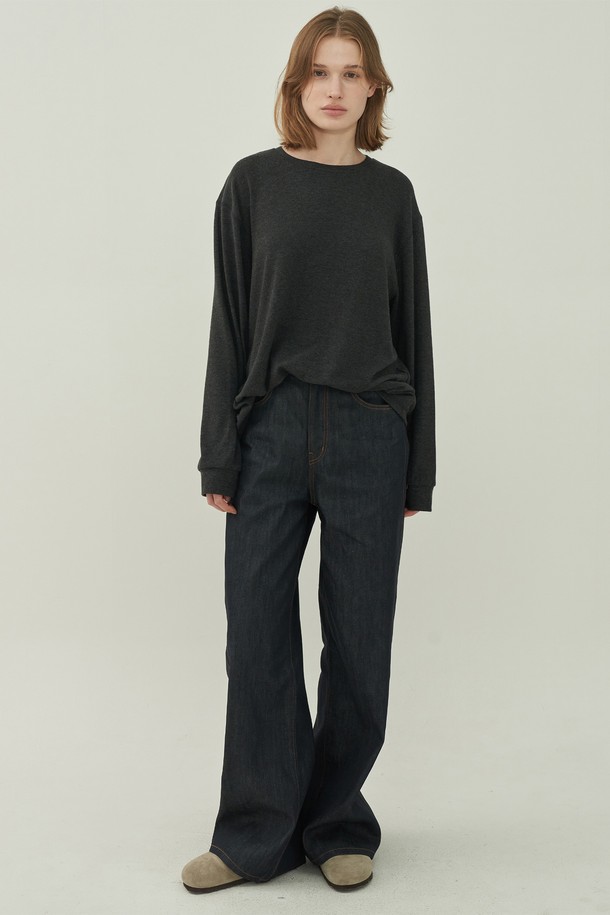 어스 소프트 롱 티셔츠 - 차콜은 남녀 공용으로 제작되어 편안한 착용감을 선사합니다. 부드러운 면 소재로 제작되어 사계절 내내 활용 가능하며, 일상복으로 적합합니다. 루즈핏과 긴 소매, 라운드넥 디자인으로 베이직하면서도 캐주얼한 스타일을 연출합니다. 차콜 컬러와 무지 패턴으로 미니멀한 매력을 더하여 데일리웨어로 손색없습니다. 심플한 디자인으로 다양한 룩에 활용하기 좋습니다.
