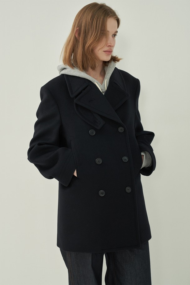 세련된 블랙 컬러의 울 더블 피코트입니다. 가을과 겨울, 쌀쌀한 날씨에 따뜻하게 몸을 감싸줍니다. 클래식하고 미니멀한 디자인으로 오피스룩, 출근룩, 모임룩 등 다양한 TPO에 활용 가능합니다. 레귤러 핏에 두꺼운 울 소재로 제작되어 부드러운 촉감과 뛰어난 보온성을 제공합니다. 칼라 디테일과 더블 버튼 여밈으로 돋보이는 스타일을 연출해보세요.
