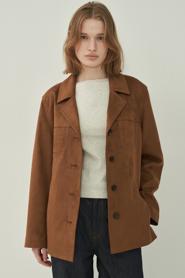 카멜 베이지 컬러의 스웨이드 소재 여성 클래식 재킷입니다. 가을, 겨울 시즌에 어울리는 두꺼운 두께감과 부드러운 촉감이 특징입니다. 레귤러 핏에 긴 소매, 노치드 라펠 디테일이 돋보이는 디자인으로, 버튼 여밈 방식의 클래식한 무드를 선사합니다. 오피스룩, 출근룩, 모임룩 등 다양한 TPO에 활용 가능한 미니멀하고 시크한 스타일을 연출해보세요.
