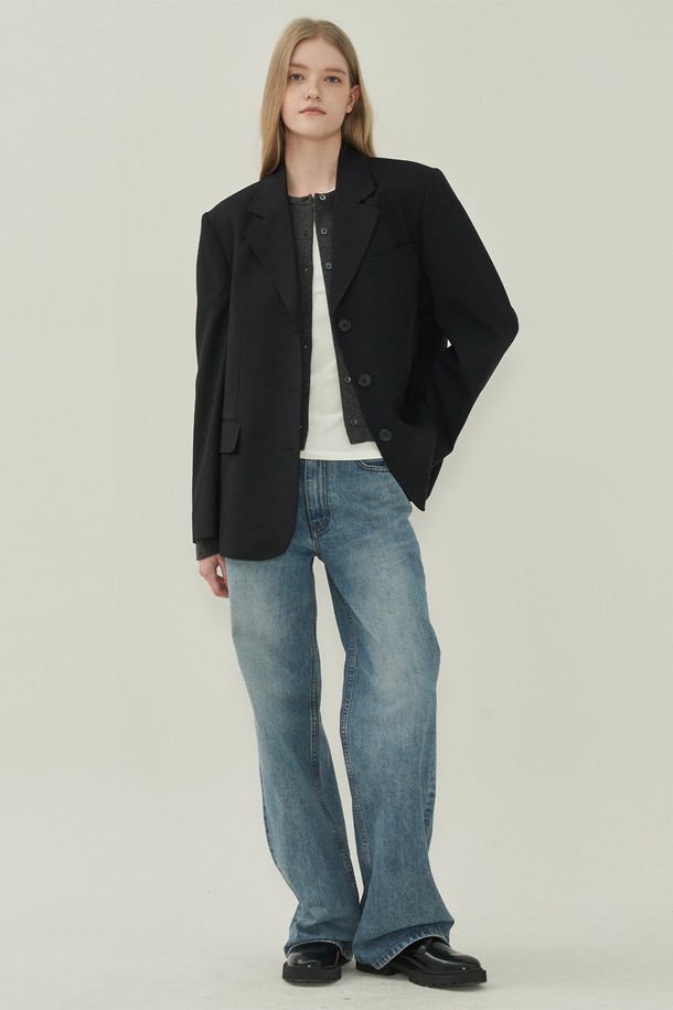 에센셜 3버튼 재킷 - Black은 여성의 세련된 스타일을 완성하는 데 필수적인 아이템입니다. 봄, 가을 시즌에 적합하며, 울 소재로 제작되어 두꺼운 두께감과 뻣뻣한 촉감을 선사합니다. 미니멀하고 베이직한 디자인으로 오피스룩, 출근룩, 모임룩 등 다양한 TPO에 활용 가능합니다. 테일러드 코트 타입에 3버튼 디테일이 더해져 클래식하고 시크한 무드를 연출하며, 레귤러핏으로 편안하게 착용할 수 있습니다. 블랙 컬러의 크롭 기장 긴소매 자켓으로, 어떤 옷에도 쉽게 매치하여 스타일리시한 룩을 연출해보세요.
