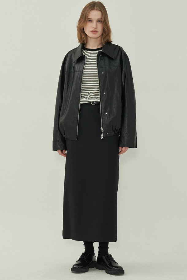 에센셜 슬릿 롱 스커트 - Black는 여성용으로, 미니멀하고 베이직한 스타일을 추구하는 분들을 위한 아이템입니다. 사계절 내내 활용 가능하며, H라인 핏과 사이드 슬릿 디자인으로 세련된 실루엣을 연출합니다. 무지 디자인의 블랙 컬러로, 출근룩, 오피스룩, 모임룩 등 다양한 TPO에 활용하기 좋습니다. 클래식하고 시크한 스타일을 완성하는 데 적합한 롱 스커트입니다.
