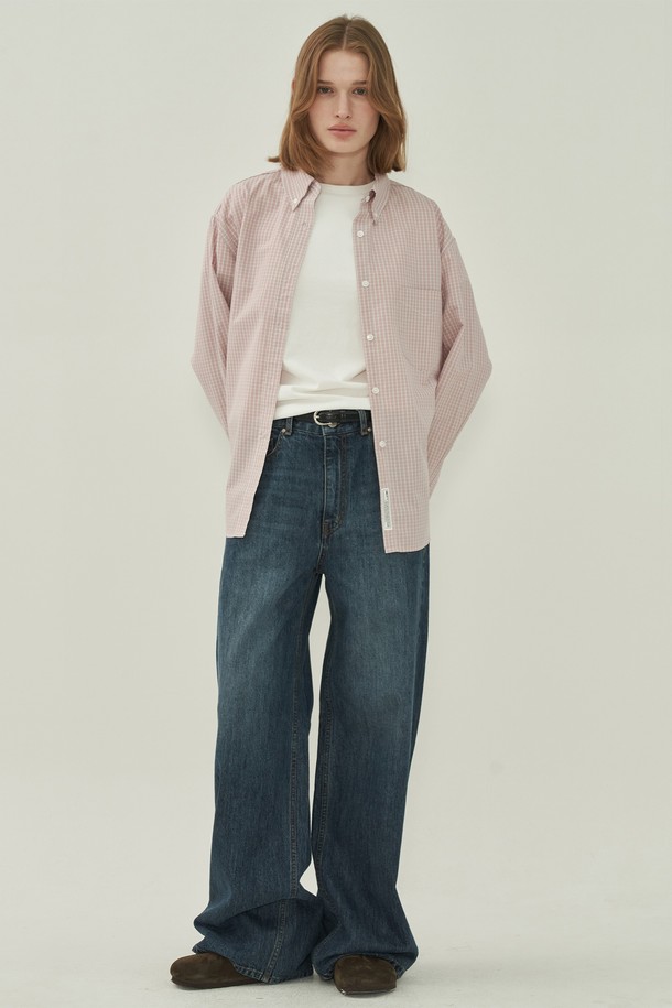 다크블루 색상의 빈티지 롤업 와이드 데님 팬츠입니다. 남성용으로, 봄, 가을에 착용하기 좋은 두께감의 데님 소재입니다. 뻣뻣한 촉감과 루즈핏으로 캐주얼하고 빈티지한 스타일을 연출합니다. 롤업 디테일이 돋보이며, 출근룩, 캐주얼, 미니멀, 클래식 스타일을 즐겨 입는 분들께 추천합니다. 무지 패턴의 긴 기장 와이드 핏 바지입니다.
