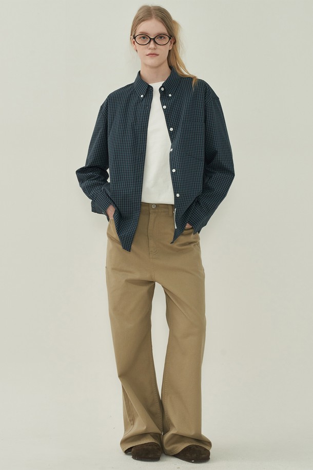 베이직하고 캐주얼한 무드의 남성용 사이드 버튼 코튼 팬츠입니다. 봄, 가을에 착용하기 좋은 두께감의 면 소재로 제작되었으며, 톤 다운된 베이지 컬러가 어떤 상의와도 쉽게 어울립니다. 와이드하고 루즈한 핏으로 편안한 착용감을 선사하며, 사이드 버튼 디테일이 포인트입니다. 일상복으로 활용하기 좋은 실용적인 아이템입니다.
