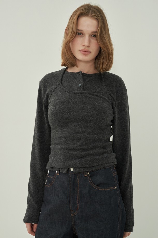 세련된 스타일을 연출해 줄 소프트 홀터 가디건 세트 - 차콜입니다. 부드러운 니트 소재로 제작되어 편안한 착용감을 선사하며, 봄, 가을 간절기에 활용하기 좋습니다. 레귤러 핏의 긴 소매 가디건과 홀터넥 디자인이 세련된 조화를 이루며, 버튼 디테일로 포인트를 더했습니다. 미니멀하고 베이직한 디자인으로 데이트룩, 모임룩 등 다양한 TPO에 매치하기 좋습니다. 차분한 차콜 컬러는 어떤 스타일에도 잘 어울려 활용도가 높습니다.
