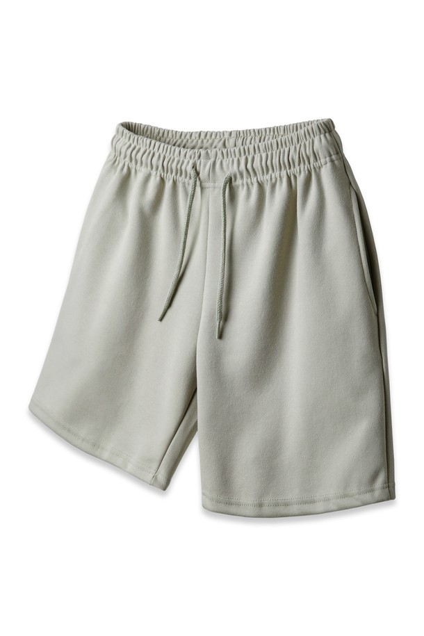 앨빈클로 코튼 밴딩 스웨트 반바지 PAN1450 (7 COLOR)는 부드러운 촉감의 더블 코튼 원단으로 제작된 남성 반바지입니다. 허리 스트링과 밴딩 디테일로 편안한 착용감을 제공하며, 무릎 기장의 루즈핏 디자인으로 일상 및 캐주얼 스타일을 연출하기 좋습니다. 화이트 멜란지, 오트밀, 그레이, 스톤 베이지, 라이트 카키, 차콜, 블랙 7가지 색상으로 출시되어 다양한 코디에 활용 가능합니다. 봄, 여름 시즌에 동네 마실룩, 여행룩 등 편안한 스타일링을 위한 필수 아이템입니다.
