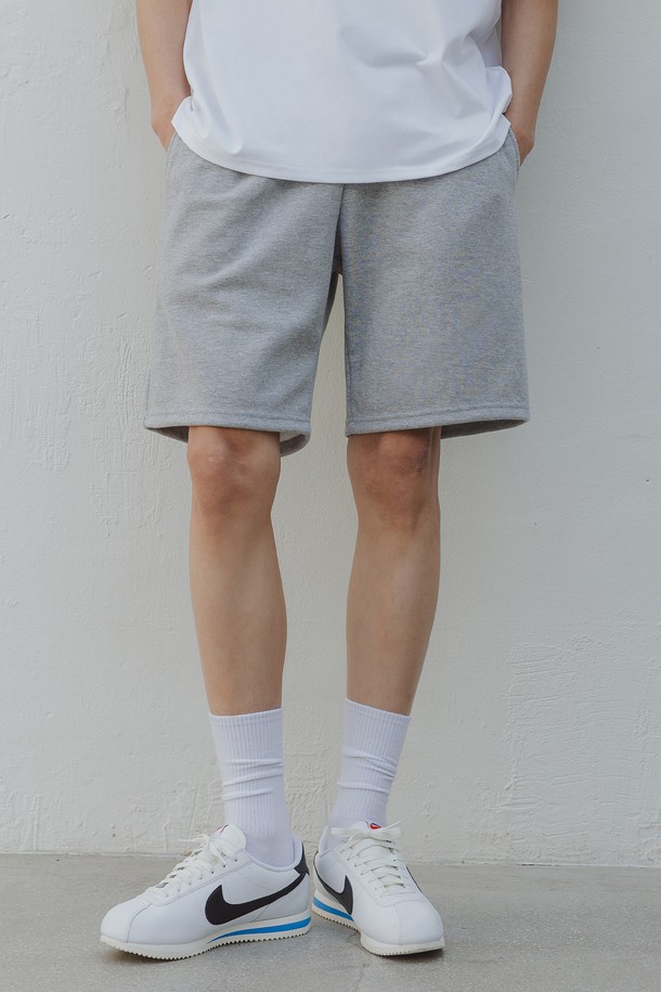 앨빈클로 코튼 밴딩 스웨트 반바지 PAN1450 (7 COLOR)는 부드러운 촉감의 면과 폴리에스테르 혼방 소재로 제작된 스웨트 반바지입니다. 루즈핏으로 편안하게 착용 가능하며, 두꺼운 두께감으로 안정감을 더했습니다. 허리 밴딩과 드로우스트링으로 사이즈 조절이 용이하며, 무릎까지 오는 기장으로 활동성을 높였습니다. 화이트 멜란지, 오트밀, 그레이, 스톤베이지, 라이트카키, 차콜, 블랙 7가지 다채로운 색상으로 출시되어, 캐주얼하고 베이직한 스타일을 연출하기 좋습니다. 동네 마실룩, 집콕룩, 여행룩 등 다양한 TPO에 활용 가능하며, 미니멀하고 클래식한 스타일을 완성해 보세요.
