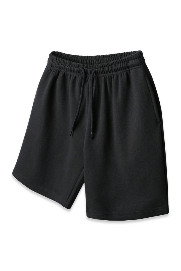 앨빈클로 코튼 밴딩 스웨트 반바지 PAN1450 (7 COLOR)는 부드러운 촉감의 더블 니트 원단으로 제작된 남녀 공용 스웨트 반바지입니다. 넉넉한 루즈핏에 고밀도 520-550g/yd의 두꺼운 면, 폴리에스테르 혼방 소재로 편안한 착용감을 선사합니다. 허리 밴딩과 드로우스트링, 양쪽 포켓 디테일로 활동성을 높였으며, 데일리 및 레저 활동에 적합합니다. 화이트 멜란지, 오트밀, 그레이, 스톤베이지, 라이트카키, 차콜, 블랙 7가지 베이직 컬러로 출시되어 캐주얼, 미니멀, 스포티한 스타일을 연출할 수 있습니다. 동네 마실룩, 여행룩 등 다양한 TPO에 활용하기 좋습니다.
