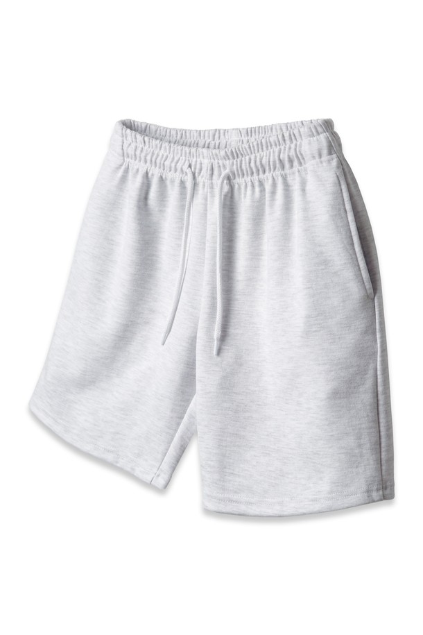 앨빈클로 코튼 밴딩 스웨트 반바지 PAN1450 (7 COLOR)는 부드러운 촉감의 더블 코튼 원단으로 제작된 스웨트 반바지입니다. 허리 스트링과 밴딩 처리로 편안한 착용감을 제공하며, 무릎 기장의 루즈핏 디자인으로 편안함과 스타일을 동시에 잡았습니다. 오트밀, 화이트 멜란지, 그레이, 스톤 베이지, 라이트 카키, 차콜, 블랙 7가지 다채로운 컬러로 출시되어, 일상, 레저 활동에 맞춰 폭넓게 활용할 수 있습니다. 베이직하고 캐주얼한 스타일로 동네 마실룩, 집콕룩, 여행룩 등 다양한 TPO에 활용하기 좋으며, 봄, 여름 시즌에 데일리 아이템으로 제격입니다.
