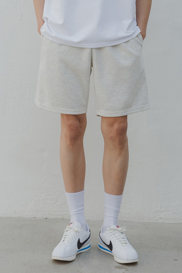 앨빈클로 코튼 밴딩 스웨트 반바지 PAN1450 (7 COLOR)는 넉넉한 루즈핏으로 편안하게 착용할 수 있는 반바지입니다. 부드러운 촉감의 면과 폴리에스터 혼방 소재로 제작되었으며, 520-550g/yd의 고밀도 더블 원단을 사용하여 튼튼합니다. 허리에는 신축성 있는 밴딩과 드로우스트링이 있어 사이즈 조절이 용이합니다. 화이트 멜란지, 오트밀, 그레이, 스톤 베이지, 라이트 카키, 차콜, 블랙 7가지 색상으로 출시되어 데일리, 캐주얼 스타일에 다양하게 활용 가능합니다. 무릎 기장으로 편안함과 스타일을 동시에 잡았습니다.
