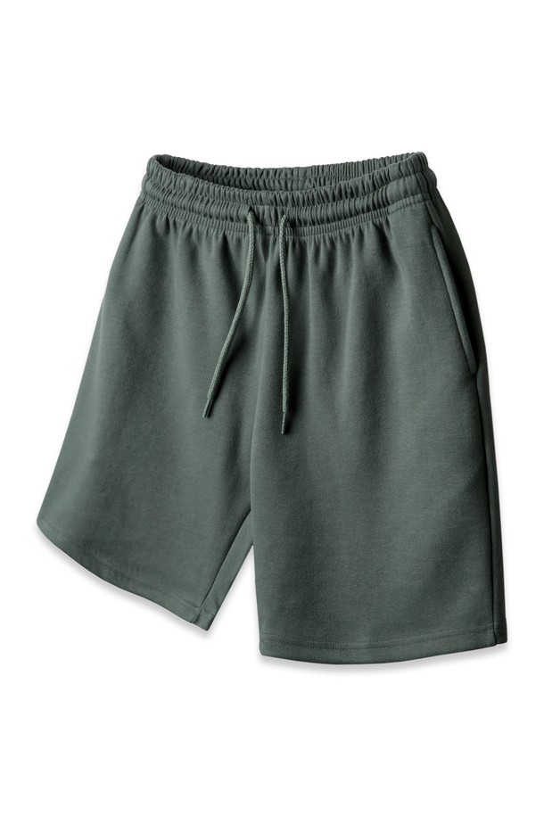 앨빈클로 코튼 밴딩 스웨트 반바지 PAN1450 (7 COLOR)는 부드러운 촉감의 더블 코튼 원단으로 제작된 남성용 스웨트 반바지입니다. 루즈핏으로 편안한 착용감을 선사하며, 무릎 위 기장으로 시원하게 즐길 수 있습니다. 520-550g/yd의 중량감 있는 양면 원단과 밴딩 허리, 드로우스트링 디테일이 특징입니다. 화이트 멜란지, 오트밀, 그레이, 스톤베이지, 라이트카키, 차콜, 블랙 7가지 컬러로 출시되어 다양한 스타일에 매치하기 좋습니다. 일상, 캐주얼, 집콕룩, 여행룩 등 폭넓게 활용할 수 있는 베이직하고 캐주얼한 아이템입니다.
