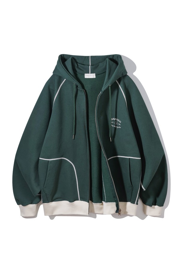 바켄 Essential 후드 집업 BK7988_다크그린은 남녀 모두 착용 가능한 오버핏 후드 집업입니다. 부드러운 촉감의 면 70%, 폴리에스터 30% 혼방의 840g/yd 고밀도 프렌치테리 원단으로 제작되었으며, 두꺼운 두께감으로 봄, 가을, 겨울 시즌에 따뜻하게 입을 수 있습니다. 텀블 가공을 거쳐 변형을 최소화했으며, 베이직하고 캐주얼한 무드의 무지 디자인에 자수 디테일을 더했습니다.
