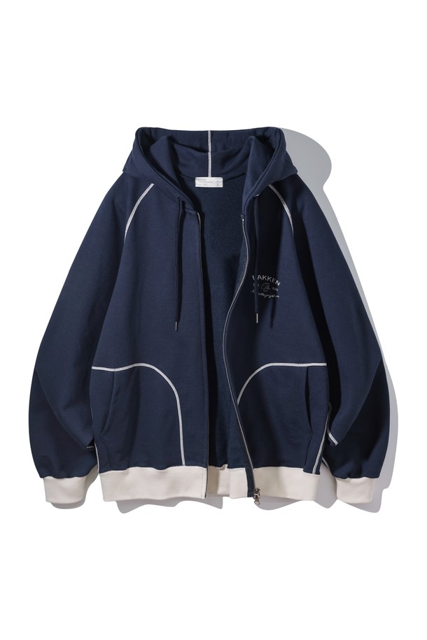 바켄 Essential 후드 집업 BK7988_네이비는 남녀 공용으로 착용 가능한 캐주얼 후드 집업입니다. 부드러운 촉감의 면, 폴리에스테르 혼방 두꺼운 프렌치테리 원단으로 제작되었으며, 오버핏 또는 릴랙스핏으로 편안하게 착용할 수 있습니다. 무지 디자인에 플랫락 스티치 공법, 자수 디자인, 대비색 디테일이 더해졌으며, 봄, 가을, 겨울에 활용하기 좋은 긴소매 집업 스타일입니다.
