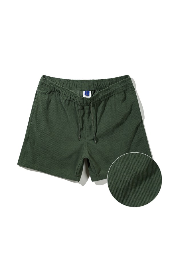 [DE LUXE] 앨빈클로 SUMMER CORDUROY 하프 팬츠 DLX1318 (5 COLOR)는 여름철 시원하고 편안하게 입을 수 있는 남성용 하프 팬츠입니다. 부드러운 폴리에스터 소재의 릴랙스핏으로 제작되어 편안한 착용감을 선사하며, 얇은 두께감으로 시원함을 더했습니다. 베이지, 카키, 딥블루, 다크핑크, 와인 5가지 빈티지 컬러로 출시되어 다양한 스타일 연출이 가능하며, 밴딩 허리와 스트링 디테일로 편안함을 더했습니다. 일상, 여행, 휴가 등 다양한 TPO에 활용 가능하며, 캐주얼, 미니멀, 리조트 스타일을 연출하기 좋습니다. 사이드 포켓과 가벼운 중량감으로 실용성을 높여 데일리 팬츠로 손색없습니다.
