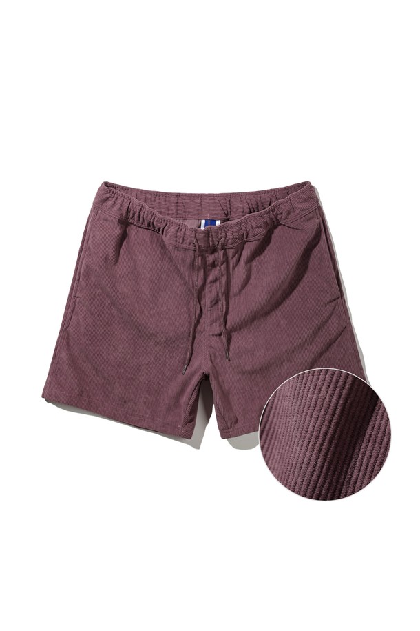 [DE LUXE] 앨빈클로 SUMMER CORDUROY (써머 코듀로이) 하프 팬츠 DLX1318는 여름철 남성들을 위한 캐주얼 반바지입니다. 부드러운 코듀로이 소재로 제작되어 가볍고 시원하며, 레귤러핏으로 편안한 착용감을 제공합니다. 브라운 컬러와 무지 디자인으로 어떤 상의에도 잘 어울리며, 동네 마실룩, 휴가룩, 여행룩 등 다양한 TPO에 활용하기 좋습니다. 미니멀, 클래식 스타일을 선호하는 분들께 추천하며, 얇은 두께감으로 여름에도 시원하게 착용할 수 있습니다. 밴딩 처리된 허리 부분은 편안함을 더합니다.
