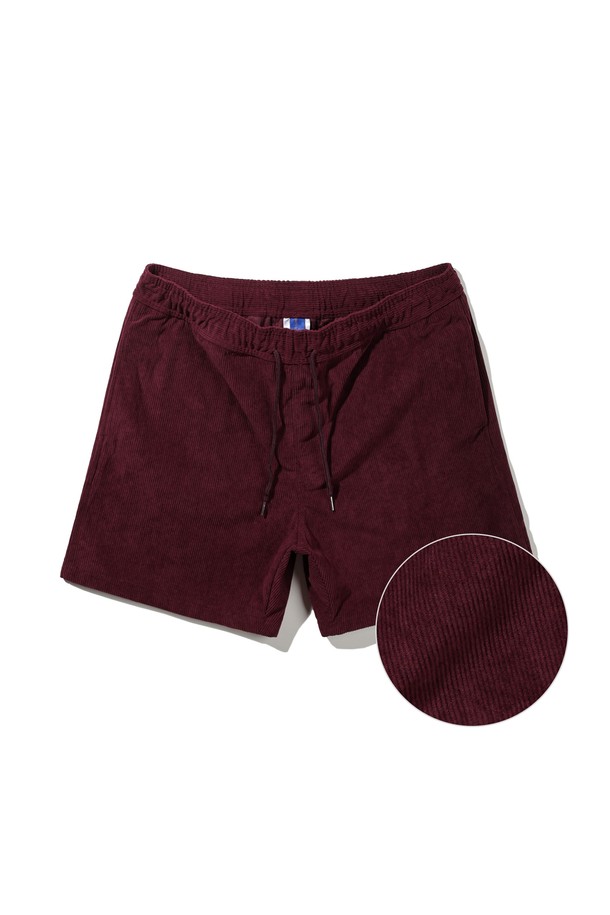 [DE LUXE] 앨빈클로 SUMMER CORDUROY (서머 코듀로이) 하프 팬츠 DLX1318는 여름철 시원하게 입을 수 있는 남성용 하프 팬츠입니다. 부드러운 서머 코듀로이 소재로 제작되어 편안한 착용감을 제공하며, 레귤러핏으로 제작되어 활동성을 높였습니다. 톤 다운된 버건디 컬러는 캐주얼하고 미니멀한 스타일을 연출하며, 동네 마실룩이나 여행룩에 적합합니다. 밴딩 처리로 편안한 착용감을 선사하며, 무지 디자인으로 다양한 상의와 쉽게 매치할 수 있습니다.
