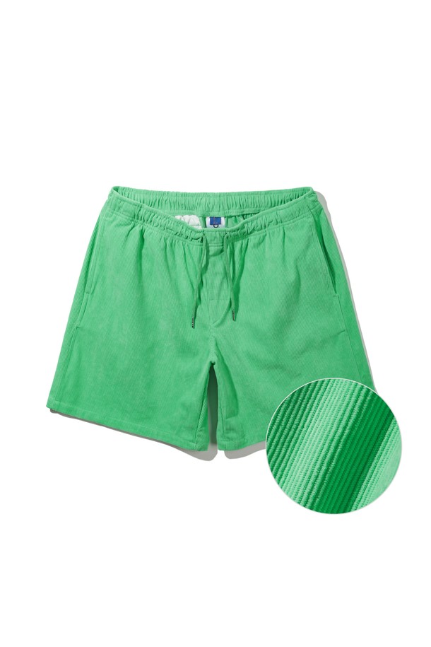 [DE LUXE] 앨빈클로 코듀로이 하프 팬츠 DLX1319는 부드러운 촉감의 폴리에스터 코듀로이 소재로 제작되어 편안한 착용감을 선사합니다. 밴딩 처리로 활동성을 높였으며, 라이트 그린, 크림, 핑크, 민트, 블랙 5가지 다채로운 색상 옵션으로 제공됩니다. 고강도 염색 처리와 축률 방지 가공으로 세탁 후에도 물빠짐이나 변형 걱정 없이 오랫동안 즐길 수 있습니다. 자연스러운 레귤러핏으로 캐주얼하고 미니멀한 스타일을 연출하여, 동네 마실룩, 여행룩, 휴가룩 등 다양한 TPO에 활용하기 좋습니다. 가벼운 중량감으로 봄, 여름 시즌에 시원하게 착용 가능한 하프 팬츠입니다.
