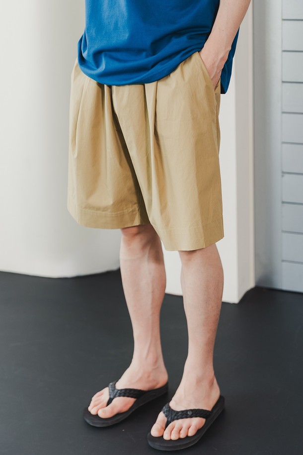 [DE LUXE] 앨빈클로 버뮤다 원턱 와이드 하프 팬츠 DLX1322는 남성용 버뮤다 팬츠입니다. 카키베이지, 와인, 브라운, 블랙 4가지 색상으로 출시되었으며, 봄, 여름, 가을 계절에 착용하기 좋습니다. 면 소재에 밴딩 허리, 원턱 디테일, 스트링과 사이드 포켓을 더해 편안함과 실용성을 높였습니다. 넉넉한 루즈핏 와이드 스타일로 캐주얼, 미니멀, 클래식 무드를 연출하며, 동네 마실룩, 산책룩, 여행룩에 적합합니다. 부드러운 촉감의 중간 두께감으로 편안하게 착용할 수 있습니다.
