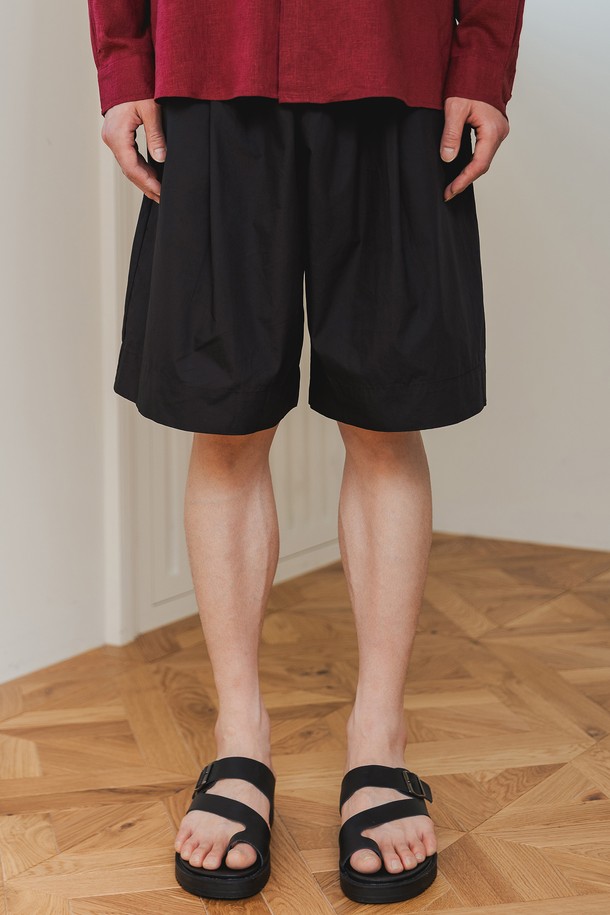 [DE LUXE] 앨빈클로 버뮤다 원턱 와이드 하프 팬츠 DLX1322 (4 COLOR)는 봄, 여름, 가을에 부담 없이 입기 좋은 남성용 버뮤다 팬츠입니다. 카키베이지, 와인, 브라운, 블랙 4가지 색상으로 출시되었으며, 일상복으로 활용하기 좋습니다. 면 소재로 제작되어 부드러운 촉감을 선사하며, 와이드핏과 하프 기장으로 편안한 착용감을 느낄 수 있습니다. 원턱 디테일과 허리 스트링, 사이드 포켓이 있어 실용적이며, 고강도 가공으로 축률 방지 및 보풀을 최소화했습니다. 캐주얼, 미니멀, 클래식 스타일을 즐기는 분들께 "동네 마실룩" 또는 "여행룩"으로 추천합니다.
