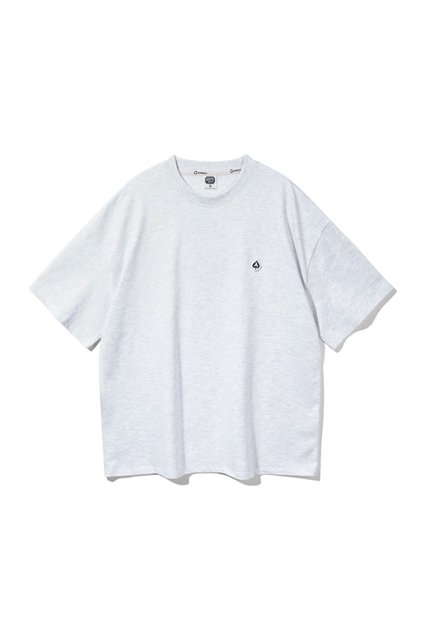 **[CP]앨빈클로 스페이드 A 오버핏 반팔 티셔츠 AST4567_S (2 COLOR)**

미니멀하고 베이직한 스타일의 [CP]앨빈클로 스페이드 A 오버핏 반팔 티셔츠입니다. 부드러운 촉감의 면, 폴리에스테르, 스판덱스 혼방 삼중지 소재로 제작되어 흡습, 속건, 신축성이 뛰어납니다. 라운드넥에 오버핏으로 편안한 착용감을 제공하며, 여름철 일상복으로 활용하기 좋습니다. 화이트, 화이트 멜란지 두 가지 색상으로 제공되며, 미니멀 자수 로고가 포인트입니다. 7x7 RIB 원단과 헤링본 테이프로 목선 변형을 방지하고, KATRI 품질검증을 통과하여 필링이 적은 것이 특징입니다. 동네 마실룩, 여행룩, 캐주얼, 클래식 스타일을 연출하기에 적합합니다.
