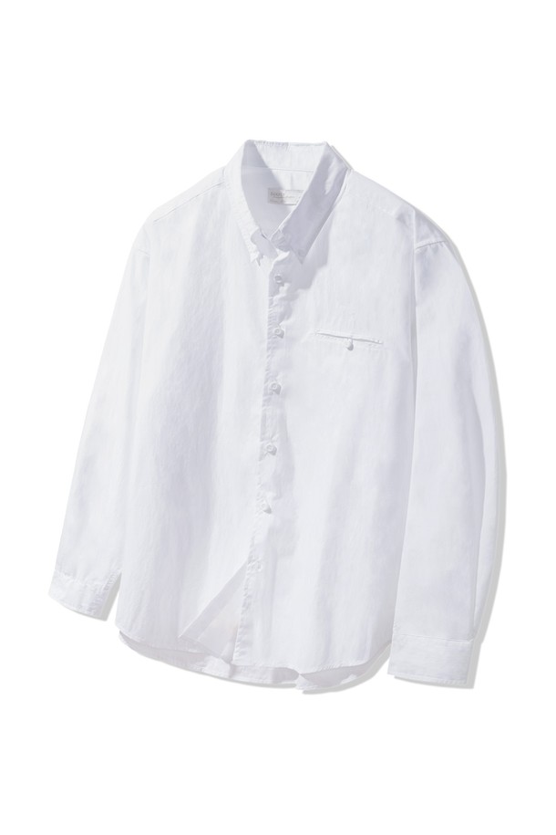 포켓 버튼 페이퍼 셔츠 BK8921_화이트는 남녀 공용으로 착용 가능한 셔츠입니다. 미니멀하고 베이직한 스타일로, 봄, 여름, 가을에 얇게 입기 좋습니다. 부드러운 면과 나일론 혼방 소재로 제작되었으며, 페이퍼 질감의 자연스러운 주름이 특징입니다. 차이나칼라에 긴소매, 레귤러 기장으로 제작되었으며, 오버핏 또는 레귤러핏으로 착용할 수 있습니다. 데이트룩, 카페룩에 잘 어울립니다. 앞뒤 기장 차이와 포켓 위 자수 디테일, 버튼 디테일이 돋보입니다.
