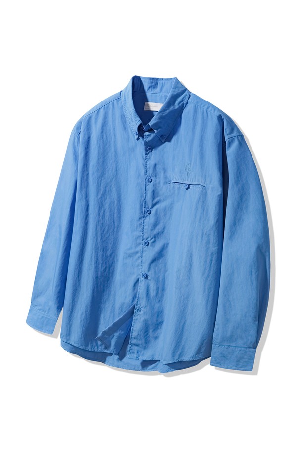 포켓 버튼 페이퍼 셔츠 BK8921_블루는 남녀 공용으로 착용 가능한 미니멀하고 베이직한 스타일의 셔츠입니다. 얇은 두께감의 면, 나일론 혼방 소재로 제작되어 뻣뻣한 페이퍼 질감과 자연스러운 주름이 특징이며, 차이나칼라와 긴 소매 기장으로 디자인되었습니다. 오버핏 또는 레귤러핏으로 착용 가능하며, 앞뒤 기장 차이와 자수 장식, 포켓 디테일이 돋보이는 일상용 셔츠입니다.
