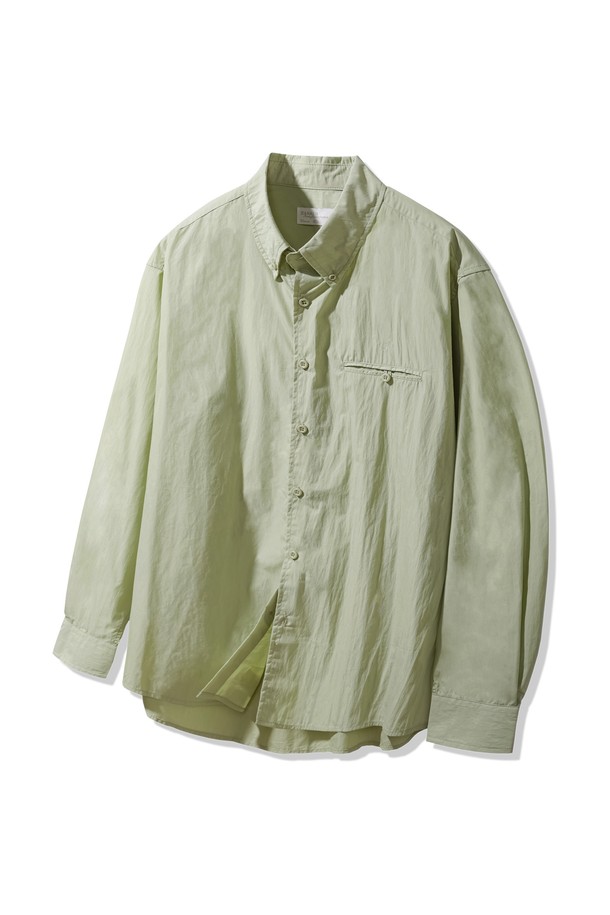 올리브 컬러의 포켓 버튼 페이퍼 셔츠는 남녀 모두 착용 가능한, 미니멀하고 베이직한 스타일의 긴소매 셔츠입니다. 면과 나일론 혼방 소재로 얇은 두께감과 뻣뻣한 촉감이 특징이며, 레귤러핏과 오버핏으로 연출할 수 있습니다. 차이나칼라와 페이퍼 텍스처, 자연스러운 주름, 포켓 디테일, 버튼 디테일, 앞뒤 기장 차이, 포켓 상단 자수 디테일이 돋보이는 제품입니다.
