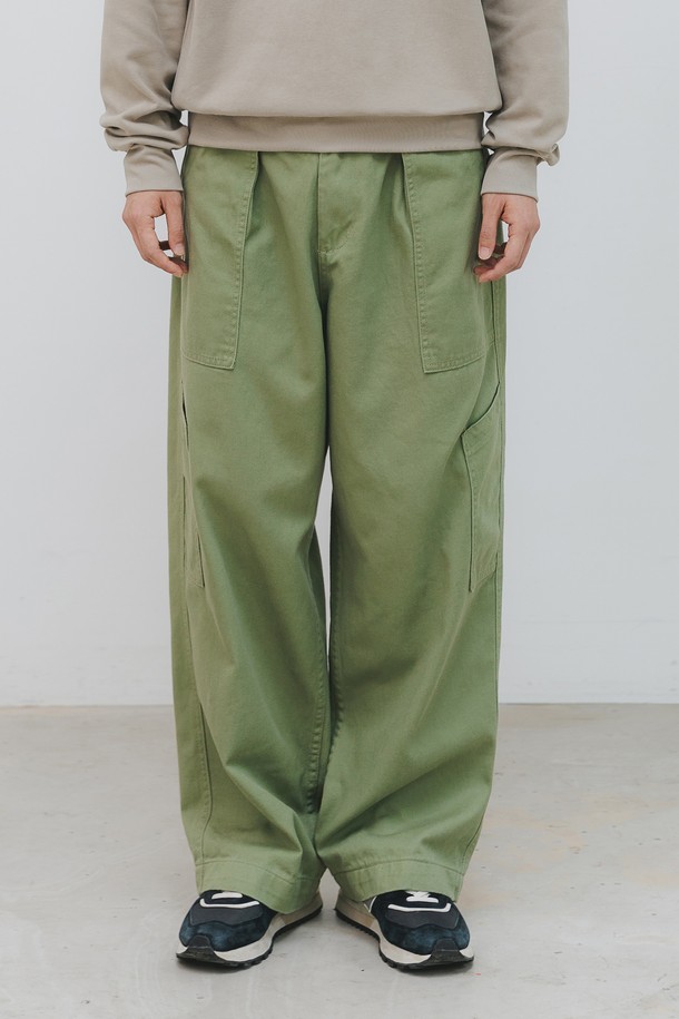 바켄 퍼티그 와이드 포켓 코튼 팬츠 BK8910_올리브는 남성을 위한 올리브 색상의 와이드 팬츠로, 봄과 가을에 데일리 캐주얼 또는 밀리터리 스타일로 연출하기 좋습니다. 릴랙스핏의 긴 바지이며, 부드러운 면과 폴리에스테르 혼방 소재로 제작되었고, 사이드 어저스터와 뒷 포켓의 미니멀한 자수 디테일, 톤온톤 컬러 매칭 자수가 특징입니다. 허리 부분은 안정감 있는 착용감을 제공합니다.
