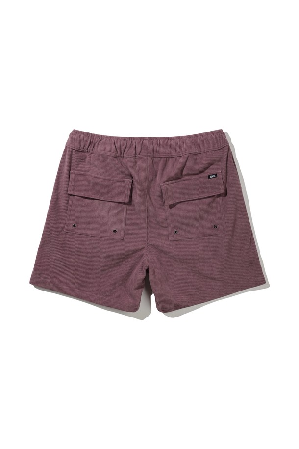 [DE LUXE] 앨빈클로 SUMMER CORDUROY (써머 코듀로이) 하프 팬츠 DLX1318는 여름철 남성들을 위한 캐주얼 반바지입니다. 부드러운 코듀로이 소재로 제작되어 가볍고 시원하며, 레귤러핏으로 편안한 착용감을 제공합니다. 브라운 컬러와 무지 디자인으로 어떤 상의에도 잘 어울리며, 동네 마실룩, 휴가룩, 여행룩 등 다양한 TPO에 활용하기 좋습니다. 미니멀, 클래식 스타일을 선호하는 분들께 추천하며, 얇은 두께감으로 여름에도 시원하게 착용할 수 있습니다. 밴딩 처리된 허리 부분은 편안함을 더합니다.
