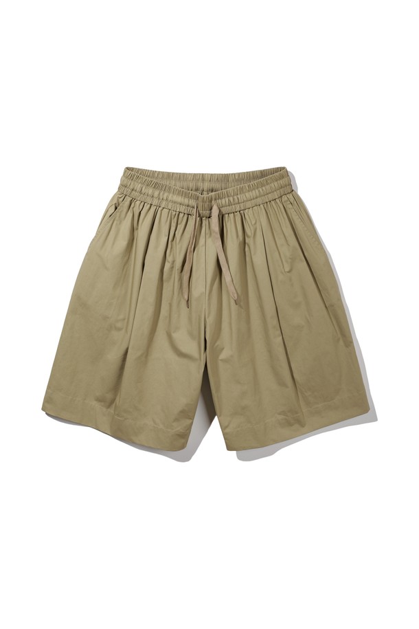 [DE LUXE] 앨빈클로 버뮤다 원턱 와이드 하프 팬츠 DLX1322는 남성용 버뮤다 팬츠입니다. 카키베이지, 와인, 브라운, 블랙 4가지 색상으로 출시되었으며, 봄, 여름, 가을 계절에 착용하기 좋습니다. 면 소재에 밴딩 허리, 원턱 디테일, 스트링과 사이드 포켓을 더해 편안함과 실용성을 높였습니다. 넉넉한 루즈핏 와이드 스타일로 캐주얼, 미니멀, 클래식 무드를 연출하며, 동네 마실룩, 산책룩, 여행룩에 적합합니다. 부드러운 촉감의 중간 두께감으로 편안하게 착용할 수 있습니다.
