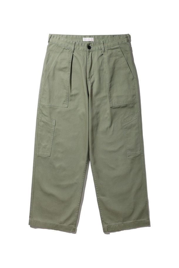 바켄 퍼티그 와이드 포켓 코튼 팬츠 BK8910_올리브는 남성을 위한 올리브 색상의 와이드 팬츠로, 봄과 가을에 데일리 캐주얼 또는 밀리터리 스타일로 연출하기 좋습니다. 릴랙스핏의 긴 바지이며, 부드러운 면과 폴리에스테르 혼방 소재로 제작되었고, 사이드 어저스터와 뒷 포켓의 미니멀한 자수 디테일, 톤온톤 컬러 매칭 자수가 특징입니다. 허리 부분은 안정감 있는 착용감을 제공합니다.
