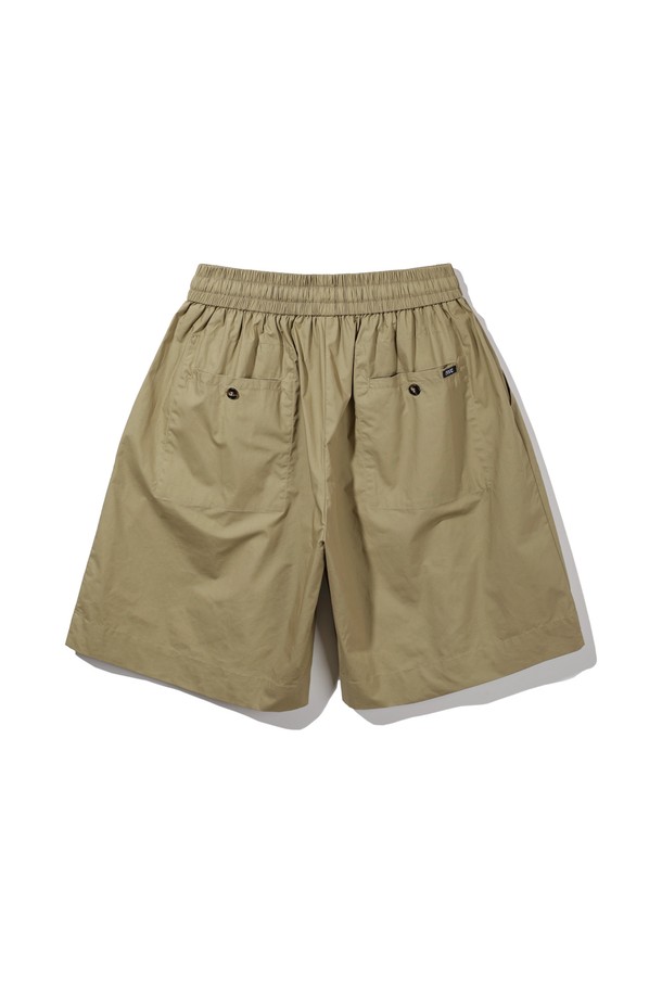 [DE LUXE] 앨빈클로 버뮤다 원턱 와이드 하프 팬츠 DLX1322는 남성용 버뮤다 팬츠입니다. 카키베이지, 와인, 브라운, 블랙 4가지 색상으로 출시되었으며, 봄, 여름, 가을 계절에 착용하기 좋습니다. 면 소재에 밴딩 허리, 원턱 디테일, 스트링과 사이드 포켓을 더해 편안함과 실용성을 높였습니다. 넉넉한 루즈핏 와이드 스타일로 캐주얼, 미니멀, 클래식 무드를 연출하며, 동네 마실룩, 산책룩, 여행룩에 적합합니다. 부드러운 촉감의 중간 두께감으로 편안하게 착용할 수 있습니다.
