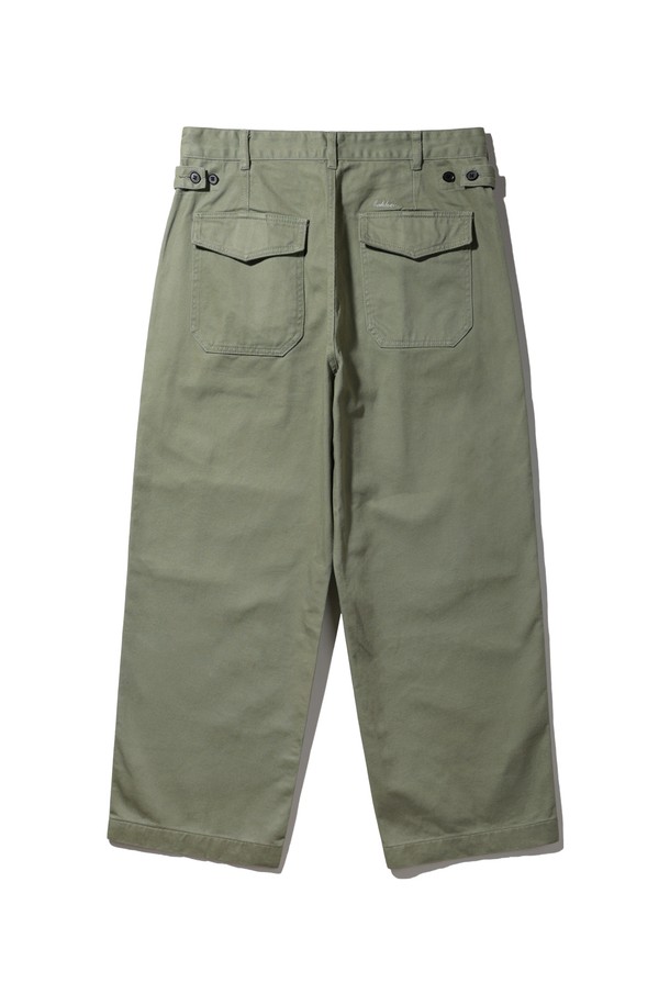 바켄 퍼티그 와이드 포켓 코튼 팬츠 BK8910_올리브는 남성을 위한 올리브 색상의 와이드 팬츠로, 봄과 가을에 데일리 캐주얼 또는 밀리터리 스타일로 연출하기 좋습니다. 릴랙스핏의 긴 바지이며, 부드러운 면과 폴리에스테르 혼방 소재로 제작되었고, 사이드 어저스터와 뒷 포켓의 미니멀한 자수 디테일, 톤온톤 컬러 매칭 자수가 특징입니다. 허리 부분은 안정감 있는 착용감을 제공합니다.
