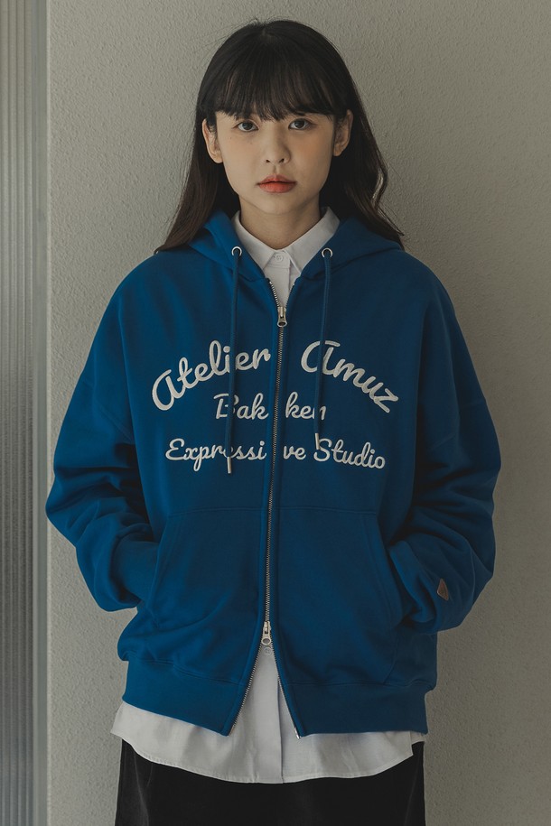 바켄 Atelier Amuz 후드 집업 BK7989_코발트블루는 캐주얼하고 베이직한 스타일의 공용 후드 집업입니다. 부드러운 촉감의 두꺼운 면, 폴리에스테르 혼방 소재에 텀블 가공을 거쳐 변형을 최소화했으며, 고밀도 프렌치테리 원단으로 제작되었습니다. 오버핏에 긴 소매, 후드넥 디자인, 레터링 및 자수 패턴이 돋보이며, 플랫락 스티치 공법과 노출 솔기 없는 디자인으로 완성도를 높였습니다.
